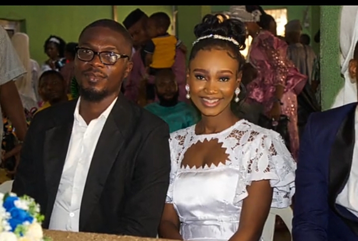 Nigerian lady advises women to give strangers their number as she weds man she met on a bus